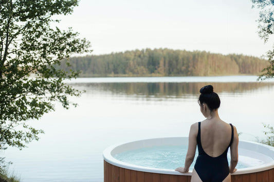 Jacuzzi de madeira: elegância e conforto natural para o seu espaço - Saunamo