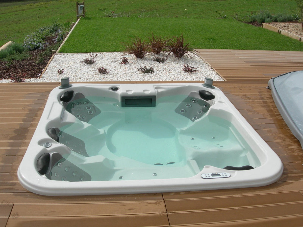 Piscina ou jacuzzi: qual a melhor escolha? - Saunamo